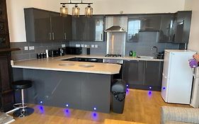 Entire Two Bedrooms Flat With Nice View H2
